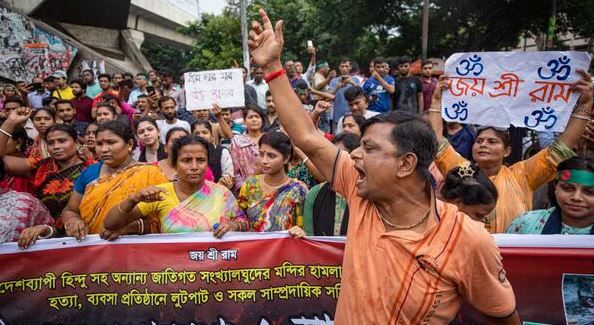 বাংলাদেশের রাস্তায় হিন্দুদের গর্জন,হিন্দু ও সংখ্যালঘুরা হিংসার প্রতিবাদে স্লোগান উঠেছে “কথায় কথায় বাংলা ছাড়, বাংলা কি তোর বাপ-দাদার?”!