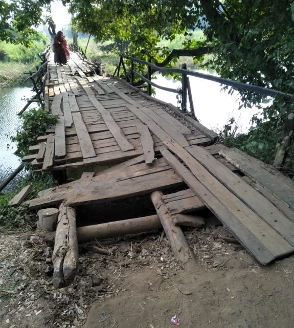 ঘাটালের কনকপুরে ভগ্ন কাঠের সেতু ভেঙে পড়ে একজনের মৃত্যু। এলাকার বাসিন্দাদের মধ্যে তীব্র ক্ষোভ!