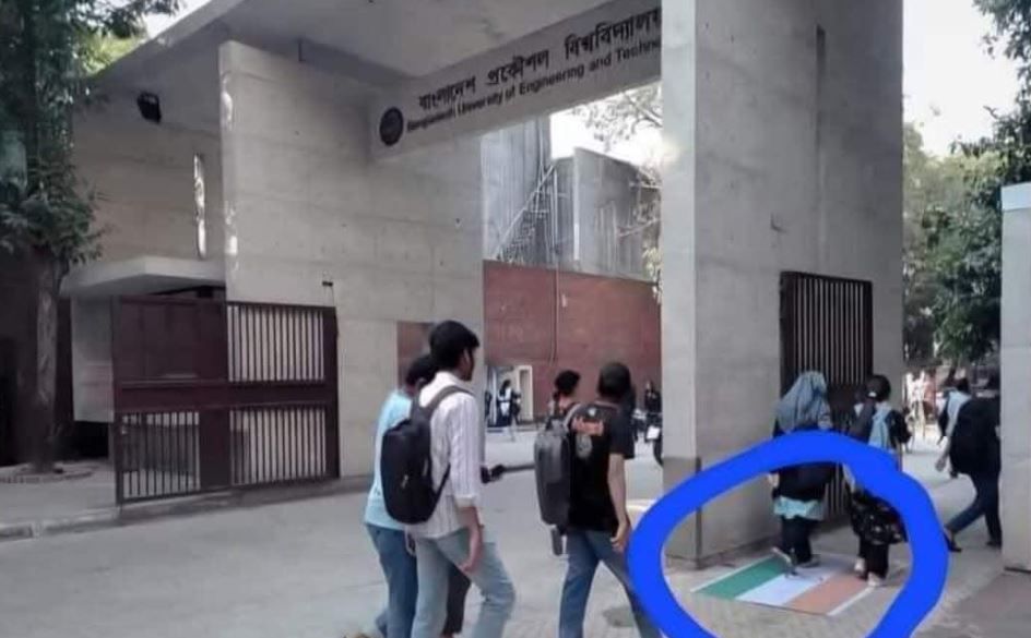 জাতীয় পতাকা অবমাননার প্রতিবাদে গর্জে উঠলেন সাহিত্যিক তসলিমা নাসরিন!