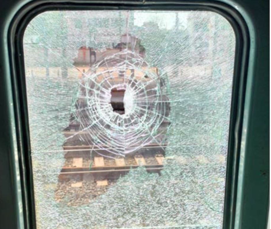 চলন্ত ট্রেনের এসি কামরায় জানলা লক্ষ্য করে গুলি চালানোর অভিযোগ!