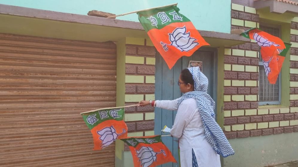 দলীয় পতাকা আবার যথা স্থানে লাগিয়ে সৌজন্যতার রাজনীতি দেখালেন ২২ নম্বর ওয়ার্ডের কাউন্সিলার !