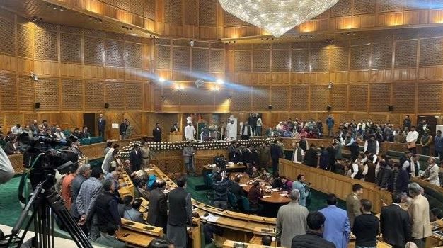 ৩৭০ ধারা নিয়ে অপসারণের বিরুদ্ধে জম্মু-কাশ্মীরে বিধানসভায় হট্টগোল!