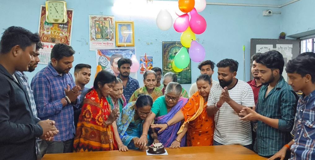 অভিষেকের জন্মদিনে ছাত্র পরিষদের উদ্যোগে বৃদ্ধাশ্রমে কেক কাটলেন !