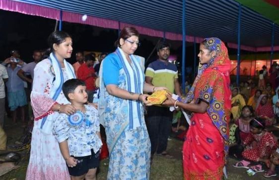প্রয়াত ব্যবসায়ীর স্মৃতিতে  ভাইফোঁটার উপহার হিসেবে বস্ত্র বিতরণ!