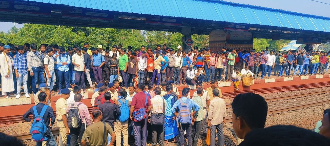 হাওড়া-খড়্গপুর শাখায় ফুলেশ্বরে রেল অবরোধ করলো যাত্রীরা!