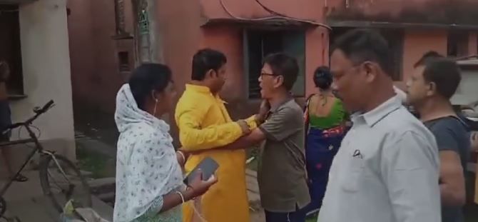 মেদিনীপুর পৌরসভার চার নম্বর ওয়ার্ডের তাতিগেড়িয়া হাইস্কুলের বাইরে ভোটে দিন প্রকাশ্যে গোষ্ঠী কোন্দল!