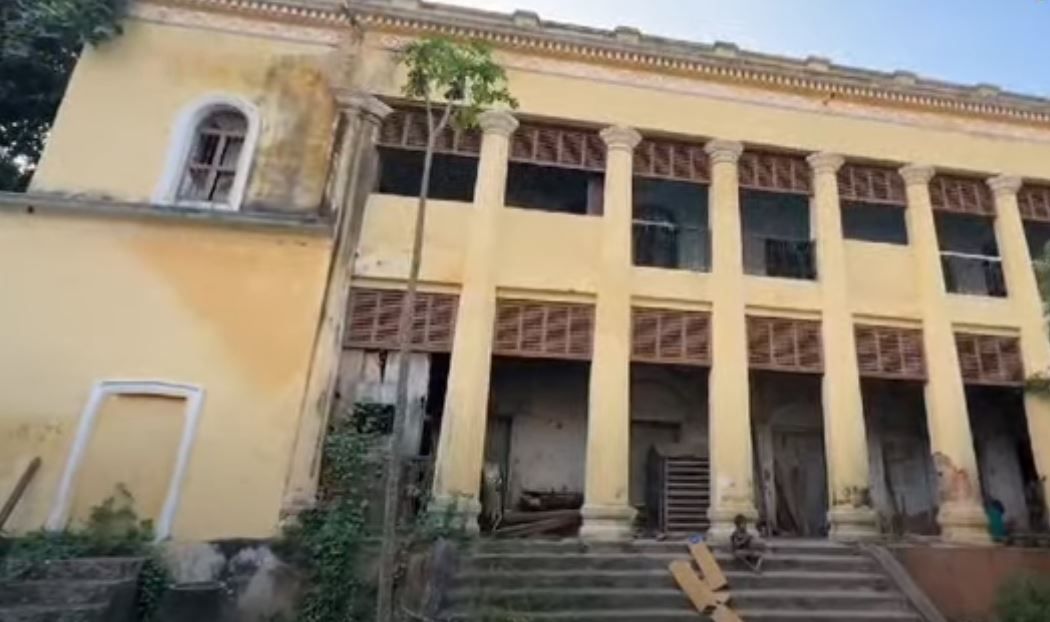 ঝাড়গ্রামের মল্লদেব রাজবাড়ির ছাদ ভেঙে পড়লো !