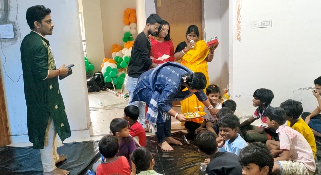 গণ ভাই ফোঁটার আয়োজন করলেন মেদিনীপুর পৌরসভার অন্তর্গত ১১ নং ওয়ার্ডের কাউন্সিলর ,উপস্থিত মহামেডান ক্লাবের খুদে ফুটবলাররা!