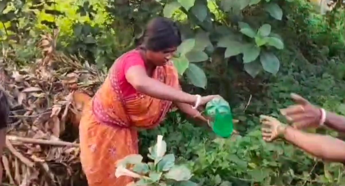 পশ্চিম মেদিনীপুর জেলা চন্দ্রকোনা পৌরসভার ১১ নম্বর ওয়ার্ডের থেকে উদ্ধার চোলাই মদ নষ্ট করল!