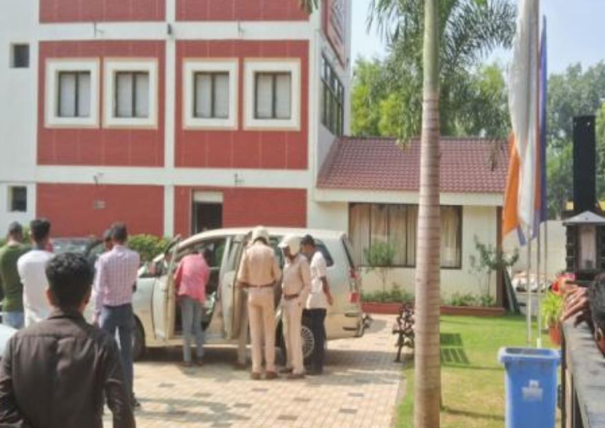 বিষ্ণুপুরের হোটেলের পার্কিংয়ে রাখা গাড়ি থেকে দেহ উদ্ধার!