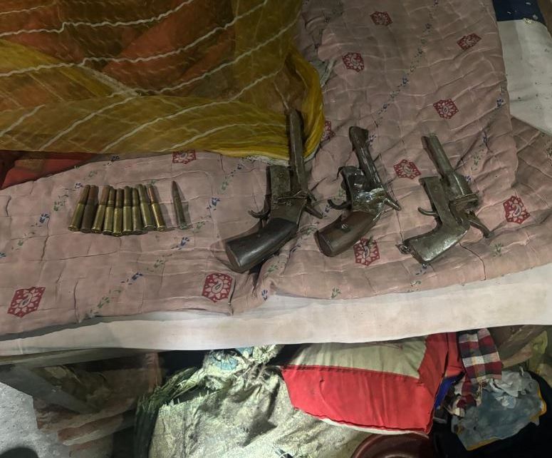 পশ্চিম মেদিনীপুরে ঘাটালে গোপন অভিযানে ভিন রাজ্যের ১৩ জন দুষ্কৃতীকে হাতেনাতে ধরল জেলা পুলিশ!