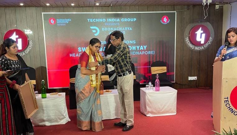 'দ্রোণাচার্য' পুরস্কারে ভূষিত হলেন প্রধান শিক্ষিকা স্বাতী বন্দ্যোপাধ্যায়!