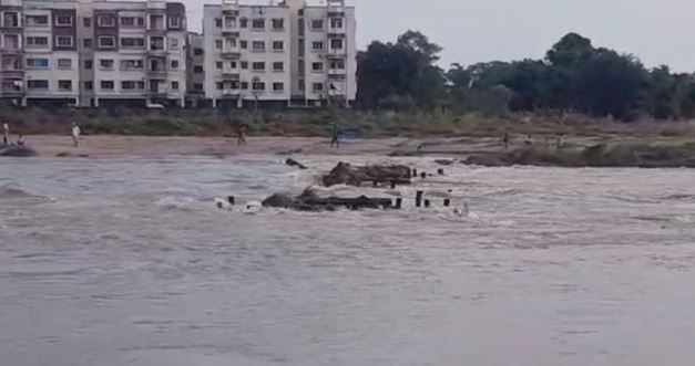 বাঁকুড়া শহরের নদীর গর্ভেই গড়ে উঠছে একের পর এক বেআইনি নির্মাণ!