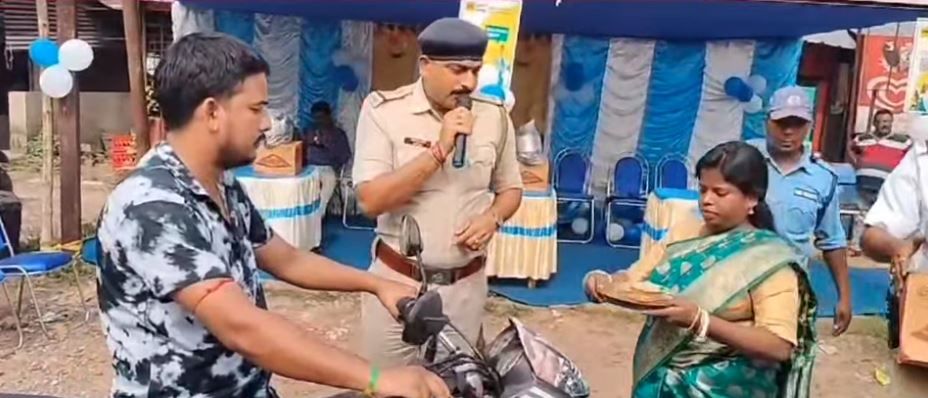 দুর্গাপুরের রাস্তায় ভাইফোঁটার দিনে অভিনব সাজ নিয়ে হাজির ট্রাফিক গার্ডের পুলিশ!