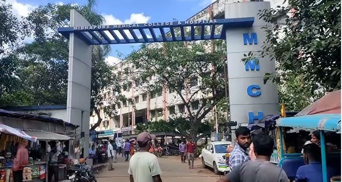 মেদিনীপুর মেডিক্যাল কলেজ হাসপাতালে রমরমিয়ে চলছে দালাল রাজ,কোতোয়ালি থানার পুলিশ গ্রেপ্তার করে  দুই যুবককে!