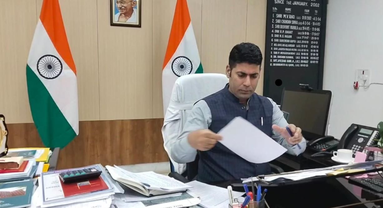 নিজের কার্যালয়ে 'বাংলার বাড়ি' এবং 'বাংলার শস্য বীমা যোজনা' সংক্রান্ত সুখবরও দিলেন  পশ্চিমমেদিনীপুরের জেলাশাসক!