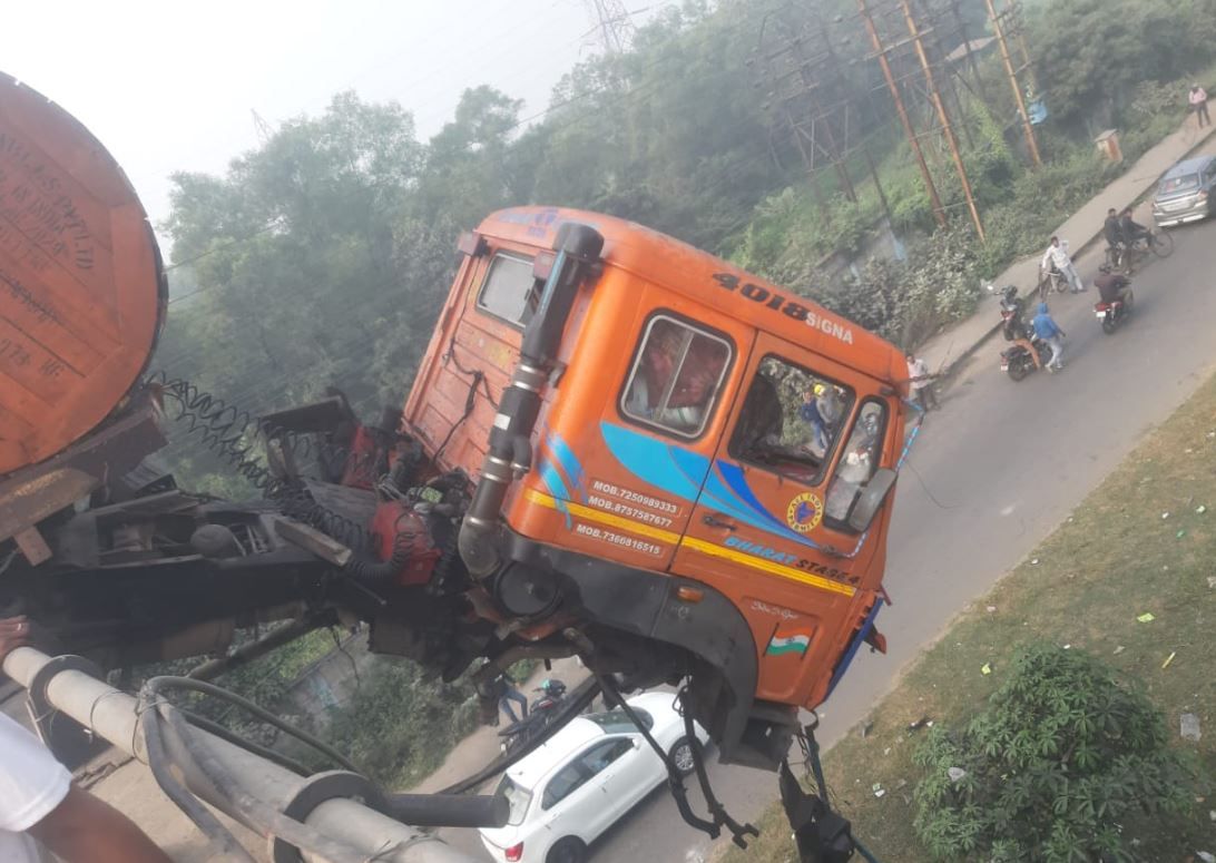 ভয়াবহ দুর্ঘটনা দুর্গাপুরে,গার্ডওয়ালে ধাক্কা মেরে ঝুলে রইল ট্রেলার!