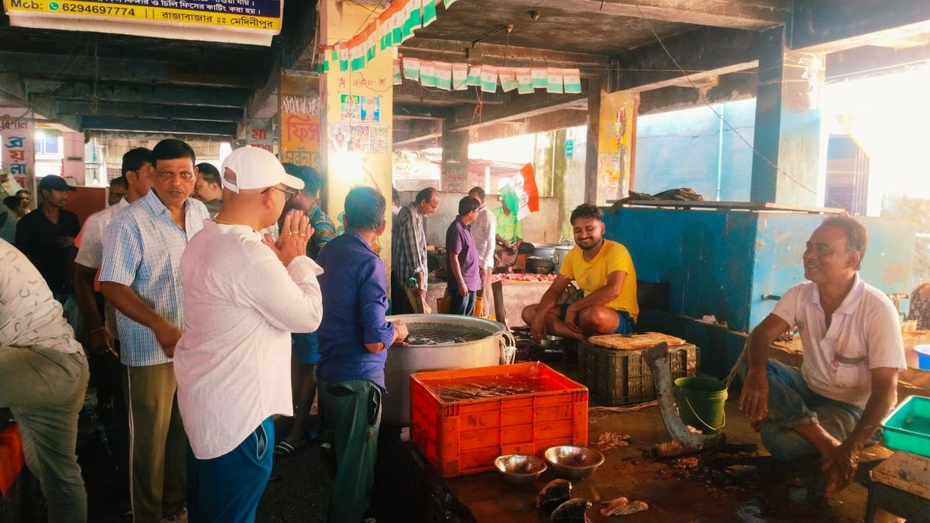 রাজা বাজারে এলাকার কাউন্সিলর কে সঙ্গে নিয়ে ভোট প্রচারে তৃণমূল কংগ্রেস প্রার্থী সুজয়!