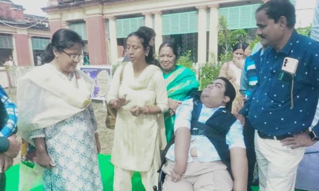 খড়্গপুরের মালঞ্চের বাসিন্দা প্রতিবন্ধী তুহিন দে,হাত এবং পা না-চললেও তাঁর অস্ত্র মুখ!