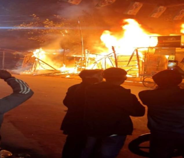 শুক্রবার রাতে রেলশহর খড়গপুরের  গোলবাজারে ৪টি দোকান সহ বিজেপি অফিসও পুড়ে ছাই হয়ে গেলো!