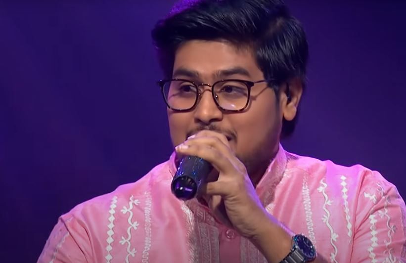 পশ্চিম মেদিনীপুরের খড়গপুরের ছেলে শুভজিৎ চক্রবর্তী মাতাচ্ছে ইন্ডিয়ান আইডলের মঞ্চ!