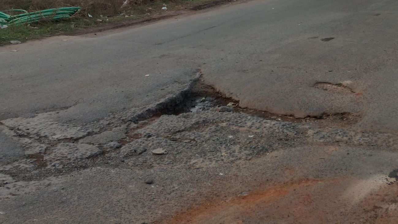 বিপদজনক রেলগেট, রাস্তা সংস্কারের দাবি চন্দ্রকোনা রোডের কদমডিহা রেলগেটে!