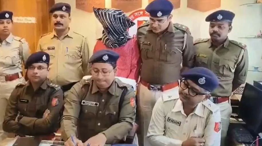 বাঁকুড়ার বিষ্ণুপুর থানার ঢেঙ্গাশোল জঙ্গলে  রাস্তায় গাছ ফেলে কনেযাত্রীর বাস ডাকাতি!