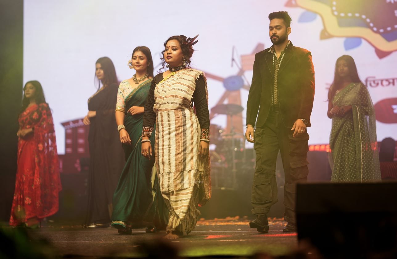 ৩৭তম বিষ্ণুপুর মেলার র‍্যাম্পে হাঁটলেন রাজ্যের মন্ত্রী জ্যোৎস্না মান্ডি!