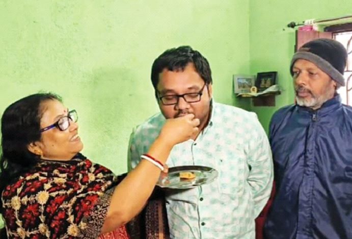 দেশের সর্বোচ্চ স্তরের সরকারি পরীক্ষা ইউপিএসসি দেশের মধ্যে প্রথম হয়েছেন আসানসোলের ছেলে!