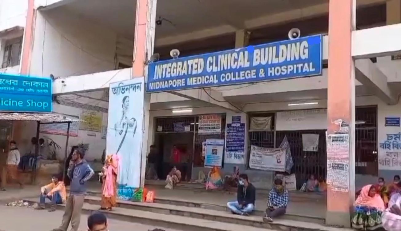 মেদিনীপুর মেডিকেল কলেজ হাসপাতালে RL- স্যালাইন রোগীর শরীরে দিলেই দেখা দিচ্ছে একাধিক উপসর্গ!