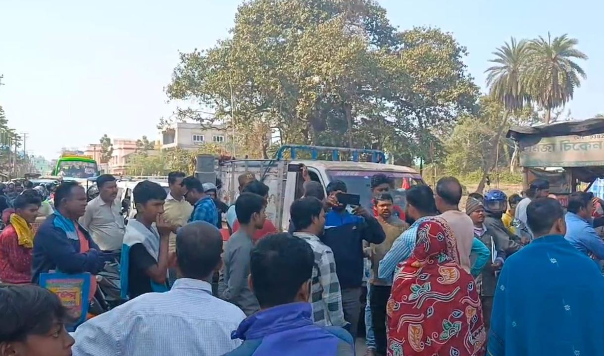 মেদিনীপুর পৌরসভার ১৭ নম্বর ওয়ার্ডের মিনি মার্কেট এলাকায় পানীয় জলের দাবিতে পথ অবরোধ!