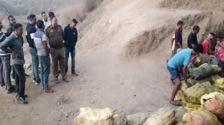 ৮০ ফুট গভীর সুড়ঙ্গ থেকে উদ্ধার অবৈধ কয়লা