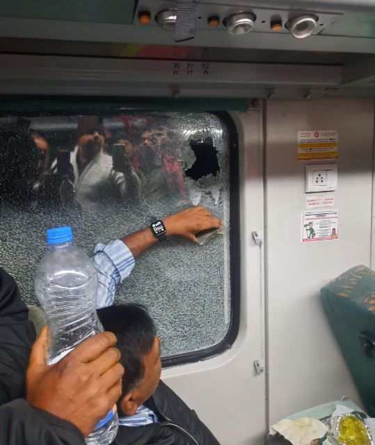 জামশেদপুরের কাছে হাওড়া-টাটানগর স্টিল এক্সপ্রেসে (১২৮১৩) পাথর ছোড়া!