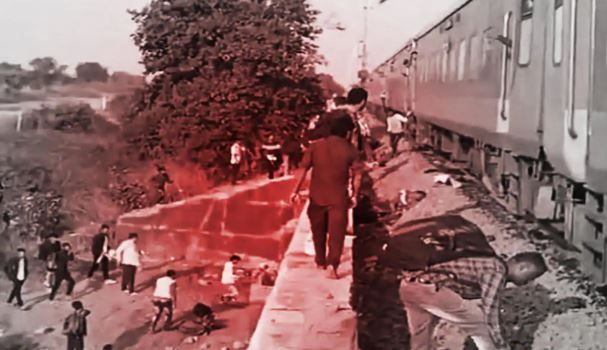 মহারাষ্ট্রের জলগাঁও স্টেশনে কাছে গুজব রটে ট্রেনে আগুন লেগেছে,তাই নিয়ে যাত্রী ঝাঁপ মারতে শুরু করে,ভয়াবহ দুর্ঘটনা!