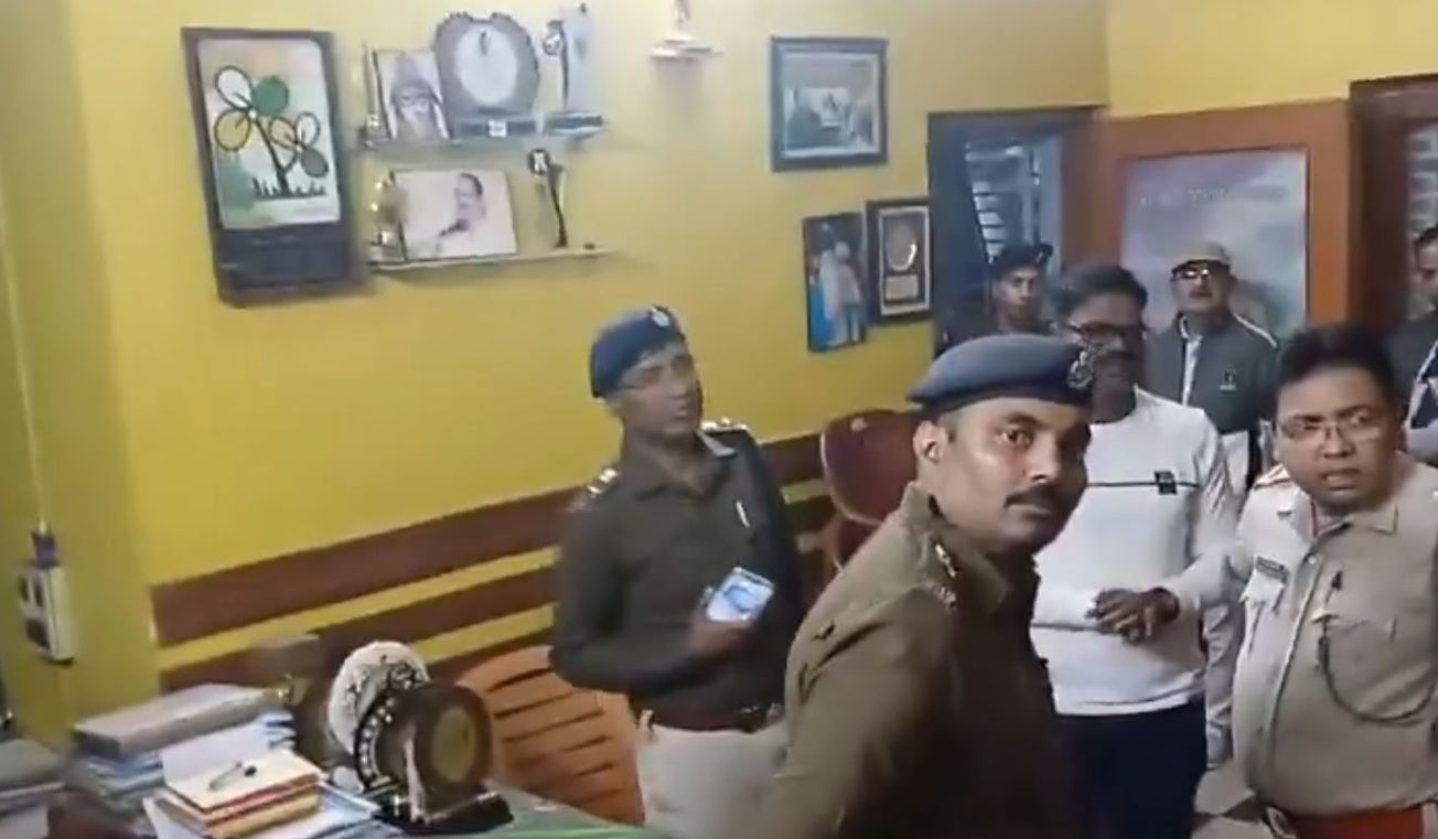 আসানসোলের মন্ত্রী মলয় ঘটকের  বাড়িতে ভাঙচুর!