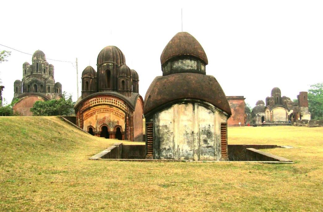 প্রাচীন যুগের "মন্দিরময় পাথরা"  ভগ্ন ৪২ টি মন্দির রক্ষার জন্য গত চল্লিশ বছর ধরে বিনা মাইনের তিন চৌকিদার !