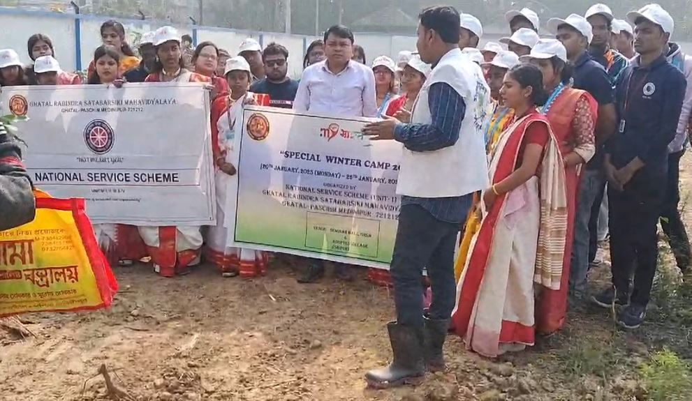 নেতাজি সুভাষচন্দ্র বসুর ১২৮ তম জন্মবার্ষিকী উপলক্ষ্যে ঘাটালে বিদ্যাসাগর এর জন্মভূমিতে  ১০০০ এর বেশি বৃক্ষ রোপন ঘাটালের করলেন মহকুমা শাসক !