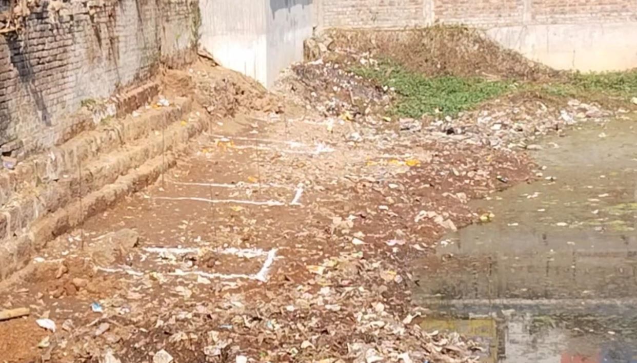 মেদিনীপুর শহরের ঐতিহ্যবাহী মল্লিক পুকুর বুঝিয়ে অবৈধ নির্মাণের চেষ্টা!