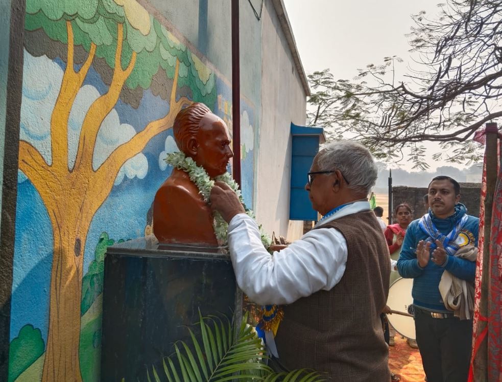 খড়্গপুরের নিমপুরা আর্য বিদ্যাপীঠ প্রাইমারি-২তে বিদ্যাসাগরের মূর্তি উন্মোচন!