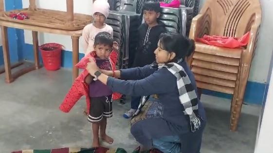 দুই শিশুকে শীতের পোশাক কিনে নিজে হাতে সেই পোশাক দুই শিশু কে পরিয়ে দিলেন মহকুমার মহকুমা শাসক মধুমিতা মুখার্জি!