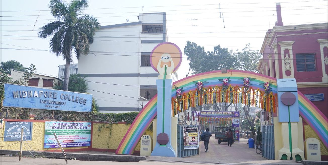 মেদিনীপুর কলেজের (স্বায়ত্তশাসিত) গার্লস হোস্টেলের শৌচাগার থেকে উদ্ধার হল এক কর্মীর ঝুলন্ত মৃত দেহ!