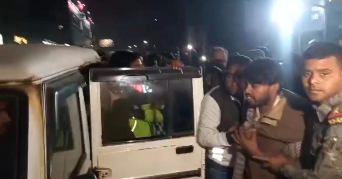 মেদিনীপুর মেডিকেল কলেজে প্রসূতি ঘটনার প্রতিবাদে বাম ছাত্র সংগঠনের কর্মীদের সঙ্গে  পুলিশের সাথে ধস্তাধস্তি ও আটক করে!