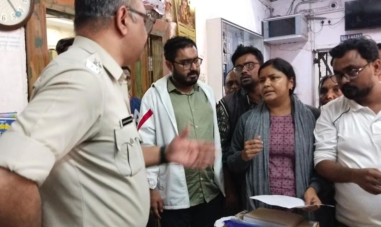 DYFI রাজ্য নেত্রী মীনাক্ষী মুখার্জি নেতৃত্বে মেদিনীপুর মেডিকেল কলেজ হাসপাতালে বাইরে পথ অবরোধ করে বিক্ষোভ!