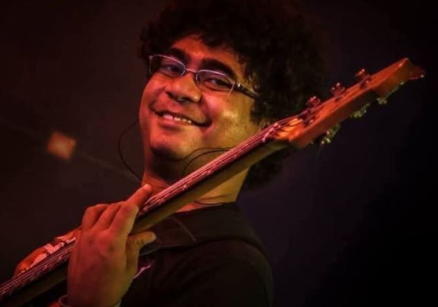 "একলা ঘর আমার দেশ" পথের দিকে পাড়ি দিলেন 'ফসিলস' ব্যান্ডের বেস গিটারিস্ট চন্দ্রমৌলি বিশ্বাস!