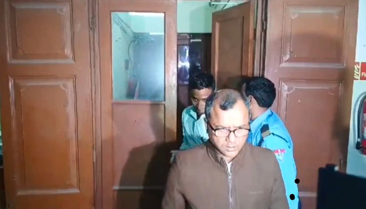 মেদিনীপুর মেডিক্যাল কলেজ হাসপাতালের সুপার জয়ন্ত কুমার রাউতের অফিসে CID এর সঙ্গে  পাঁচ সদস্যের তদন্তকারী দল!