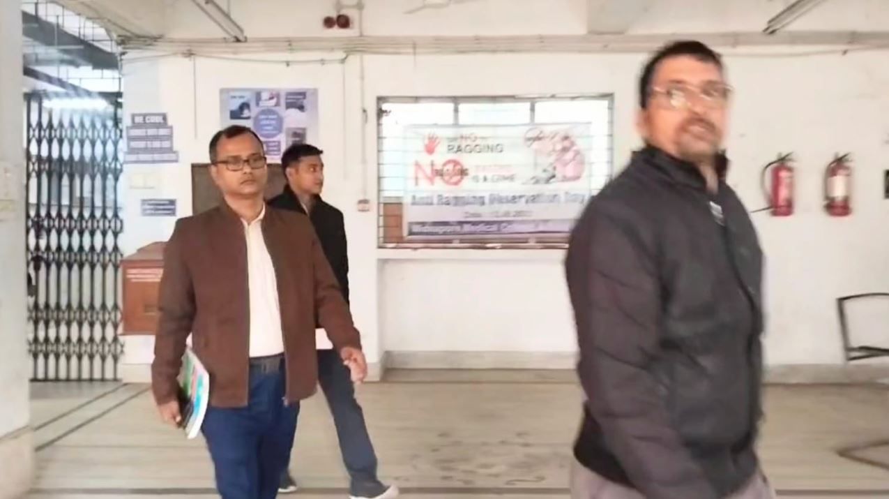 মেদিনীপুর মেডিক্যাল কলেজের প্রিন্সিপালের রুমে বুধবার সকাল নাগাদ সিআইডির প্রতিনিধি দল আসে!