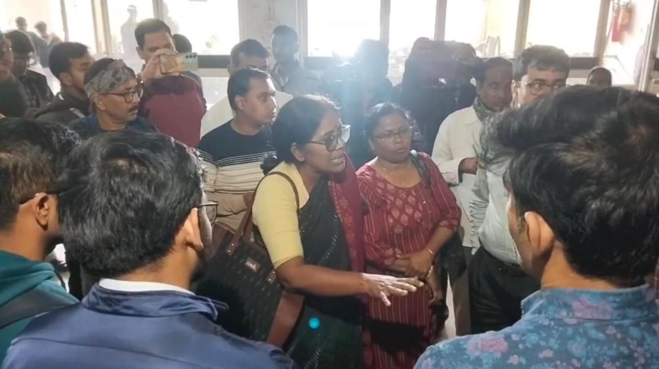 ডাক্তারদের আন্দোলনকে সমর্থন জানিয়ে মেদিনীপুর মেডিকেল কলেজএসে পৌঁছালো মেডিকেল সার্ভিস সেন্টার ডক্টর!