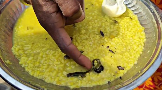 দুর্গাপুরে অঙ্গনওয়াড়ি কেন্দ্রের খাবারে মিলল কেঁচো!