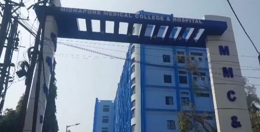 মেদিনীপুর মেডিক্যালের জুনিয়র চিকিৎসকেরা রাতভর অবস্থান!