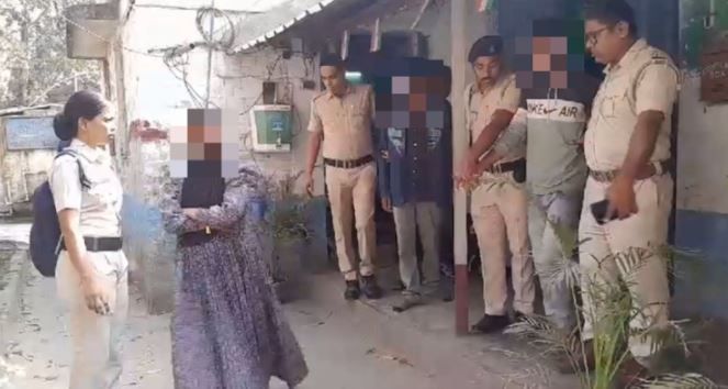 সাঁতরাগাছি থেকে চার রোহিঙ্গা ও  এক বাংলাদেশিকে গ্রেপ্তার করে রেল পুলিশ!